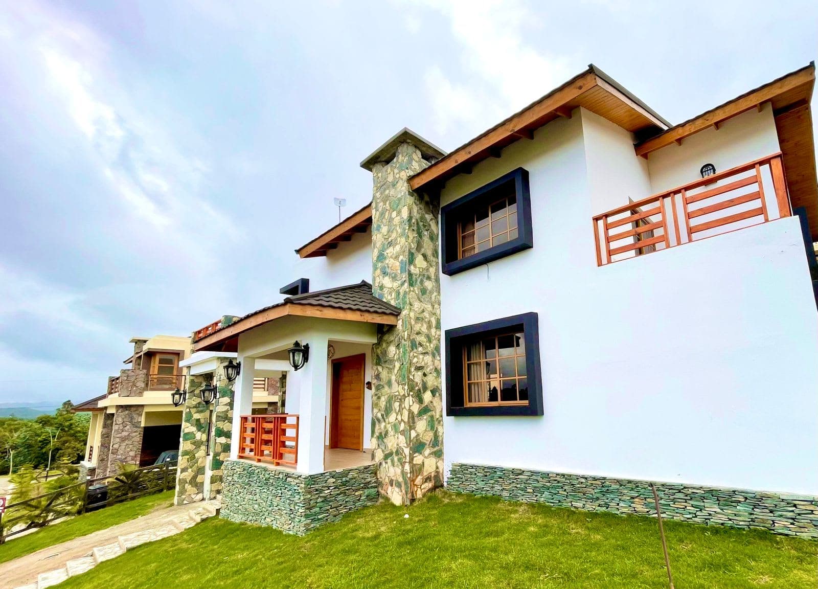 Villa de ensueño en Jarabacoa con piscina y planta eléctrica, ¡ideal para tu familia!